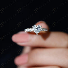 Bague solitaire en moissanite 10 carats avec accents en forme de cœur pour femme 1,00 TCW