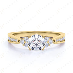 Bague unique en moissanite 10 carats à taille ronde brillante de 1,00 TCW pour femme